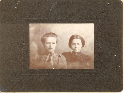 1900s Lula Josephine Kluesner and friend
